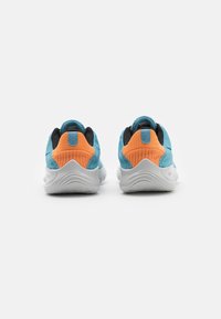 Des chaussures de sport bleues et orange avec une tige texturée, un col rembourré et une semelle en caoutchouc blanc avec un motif de traction ondulé.