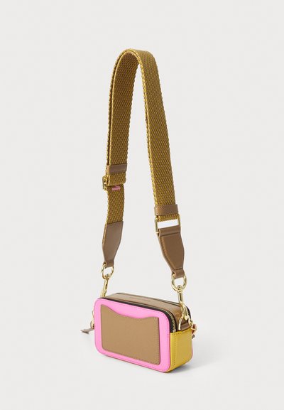 Geantă crossbody cu un exterior roz și galben. Are un fermoar și o curea maro. Curea texturată cu accente metalice aurii. Formă rectangulară.