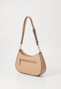 Borsa a tracolla color tan con forma curva, dotata di una tasca con zip sul davanti, texture liscia e tracolla regolabile con dettagli in metallo.