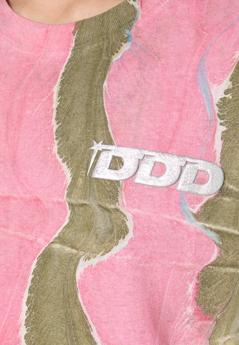 Felpa tie-dye rosa e verde oliva con logo "DDD" metallicamente argento sul lato sinistro, caratterizzato da una finitura testurizzata.