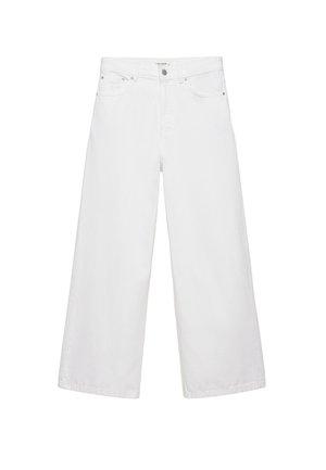 Biele džínsy s širokými nohavicami, prednými vreckami a zapínaním na gombík v páse, položené na bielom pozadí.