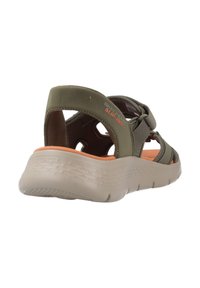 Tongs Skechers vert olive avec semelle intérieure orange rembourrée et épaisse semelle beige texturée, vues de l'angle arrière droit.