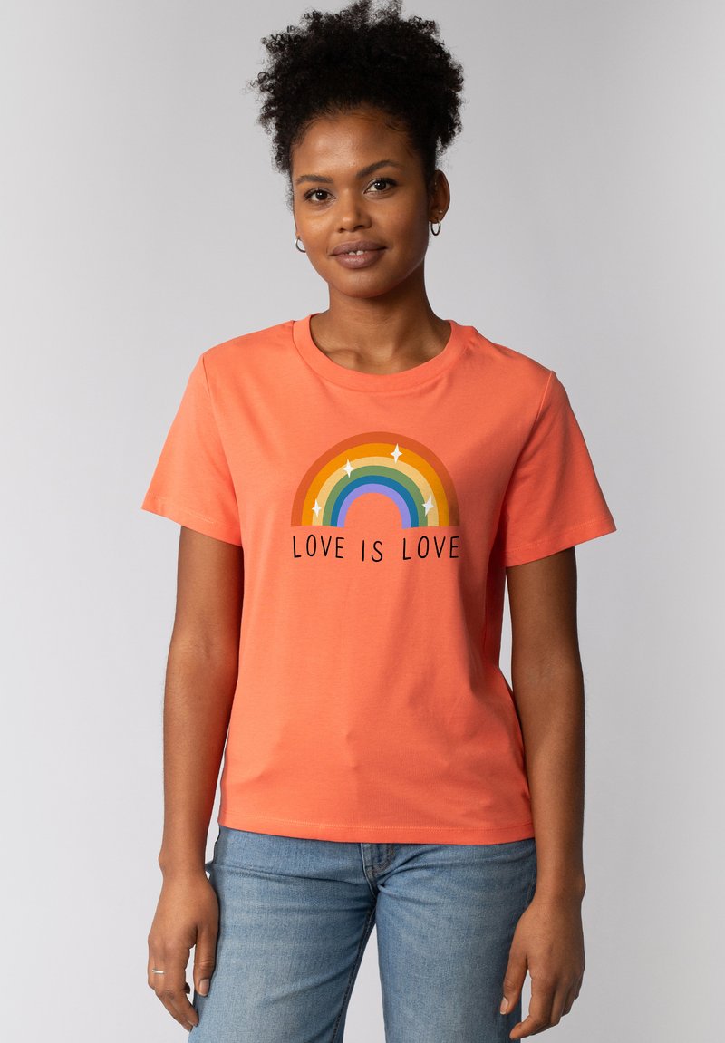 Oranges Baumwoll-T-Shirt mit einem Regenbogen-Design und dem Text "LIEBE IST LIEBE". Rundhalsausschnitt, kurze Ärmel und lockere Passform.