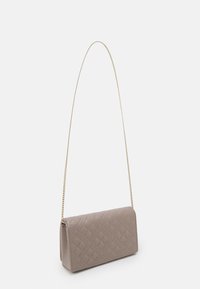 Šedá prošívaná kabelka s obdélníkovým tvarem, vybavená zlatým řetízkovým popruhem a texturovaným povrchem. Minimalistický design s jemným vzorem.