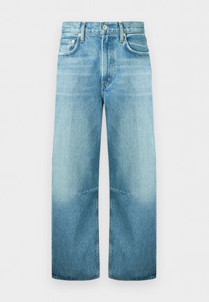 Jean droit en denim bleu clair avec bouton et poches à l’avant, légèrement délavé aux cuisses et aux genoux, présenté sur fond blanc.