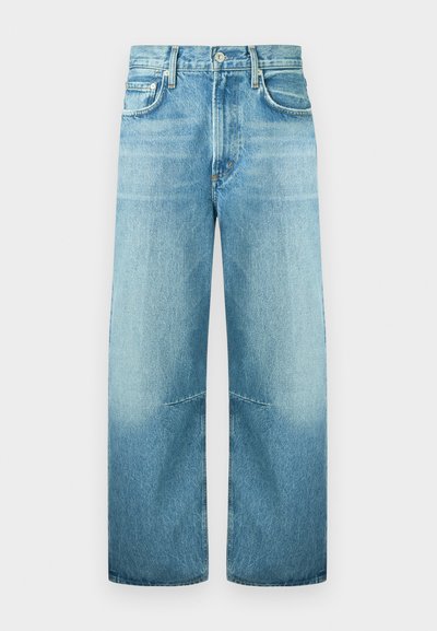 Φωτεινά γαλάζια τζιν παντελόνια ίσιας γραμμής με κουμπιά και τσέπες μπροστά, ελαφρώς ξεθωριασμένα στους μηρούς και τα γόνατα, παρουσιασμένα σε λευκό φόντο.