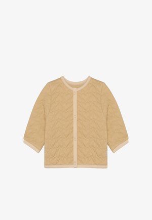 Beżowy pikowany kardigan z wzorem serc, okrągłym dekoltem, długimi rękawami oraz kontrastową jasnobeżową lamówką z zatrzaskami.