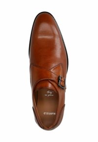 Braune Lederschuhe mit glatter Oberfläche, mit einer seitlichen Schnalle, taillierter Form und schwarzer Sohle. Innen mit "WANTED" beschriftet.