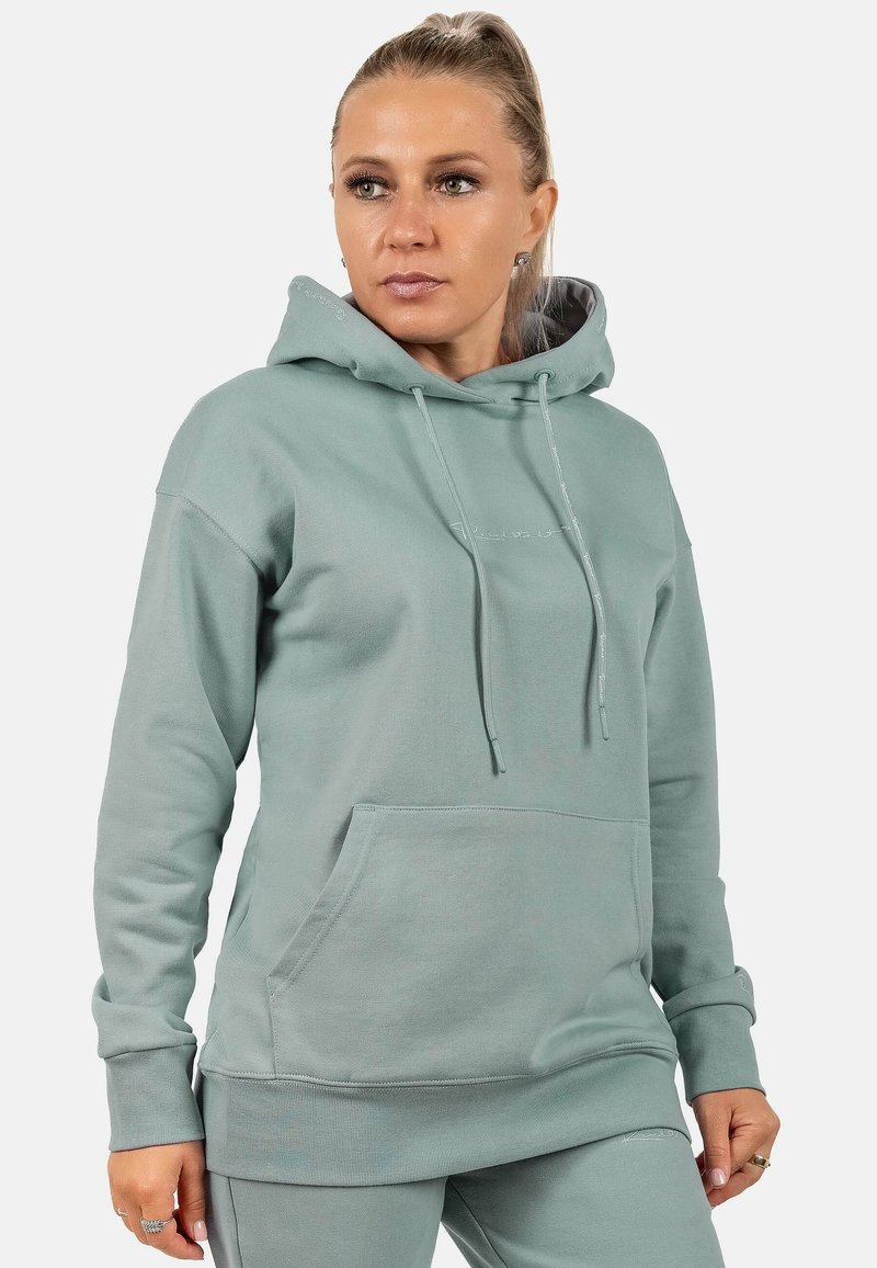 Felpa verde chiaro in morbido tessuto, dotata di tasca frontale, coulisse, polsini a costine e una vestibilità comoda. Logo semplice sul petto.