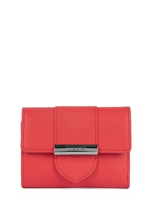 Portafoglio in pelle rossa con chiusura a patta, caratterizzato da un dettaglio in metallo argentato. Texture liscia con dettagli cuciti e un ciondolo triangolare.