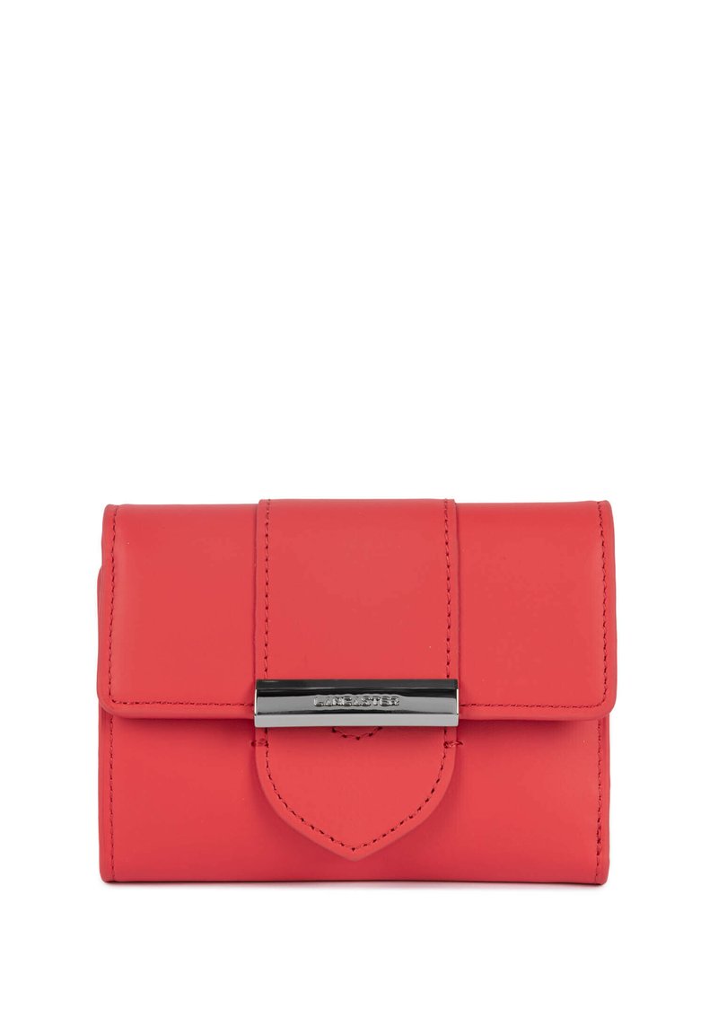 Rode leren portemonnee met flapsluiting, voorzien van een zilverkleurige hardware-accent. Gladde textuur met gestikte details en een driehoekige hanger.