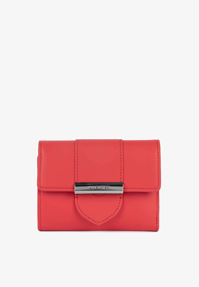 Rode leren portemonnee met flapsluiting, voorzien van een zilverkleurige hardware-accent. Gladde textuur met gestikte details en een driehoekige hanger.