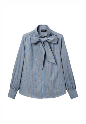 Blouse bleue à manches longues avec fines rayures verticales, grand nœud papillon au col et devant boutonné, présentée sur fond blanc.