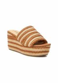 Sandali con zeppa in una texture intrecciata, caratterizzati da strisce alternative color nocciola e crema, una punta aperta e una suola spessa e resistente.