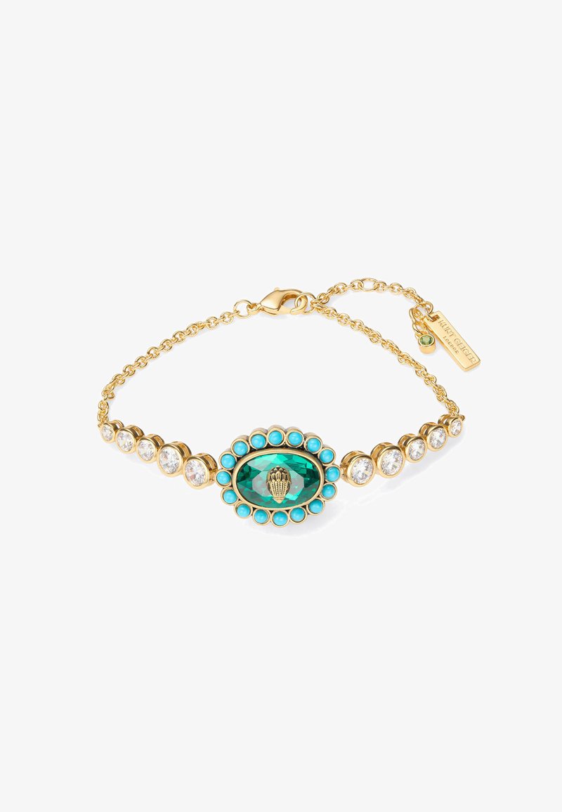 Bracciale in tono oro con un centro ovale in turchese ed smeraldo, circondato da pietre trasparenti e perline di turchese lungo la catena.