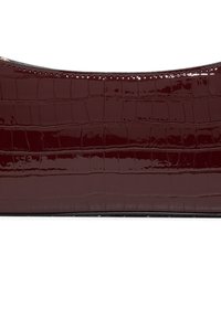 Bordeaux patenten leren handtas met een gestructureerd krokodilpatroon, met een slank, afgerond ontwerp en subtiele stikseldetails.