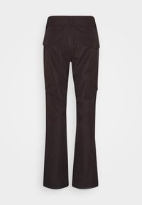 Pantalon noir à jambes droites avec poches à rabat arrière et poches cargo latérales, vu de dos sur un fond clair uni.