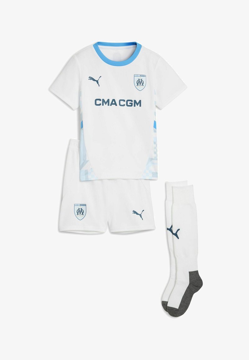Tenue de football blanche comprenant un maillot à manches courtes, un short et des chaussettes montantes. Les accents incluent des bordures bleu clair et des logos.