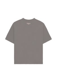 T-shirt gris à manches courtes vue de dos avec un petit texte « Interdit » et un détail à carreaux près de l'encolure.