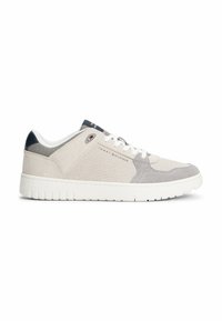 Sneaker da uomo caratterizzato da una combinazione di materiali in suede beige e grigio e rete, suola in gomma bianca, accenti texturizzati e dettagli cuciti.