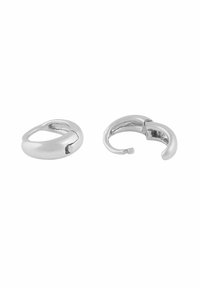 Silverhängen i form av ringar med en slät, rundad form och en liten öppning på sidan. Reflekterande yta, minimalistisk design, lättvikt.