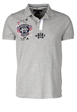 Šedá polokošile s krátkými rukávy a bílým límcem. Obsahuje vyšité loga v námořnické modři a červené barvě, včetně "N54Y" a "USA". Texturovaná látka.