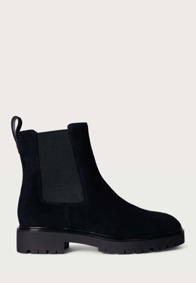 Schwarze Wildleder-Chelsea-Boots mit elastischen Seitenteilen, einer Zuglasche und einer robusten Gummisohle mit strukturiertem Profil für besseren Halt.