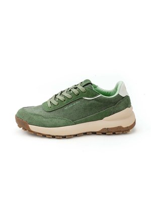 Sneaker in pelle scamosciata verde e tessuto con suola beige e battistrada marrone, marca "NATURAL WORLD" sul lato, dettaglio bianco sul tallone e fodera interna verde.