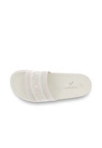 Sandalia blanca de diapositiva con una suela de goma texturizada y una amplia correa superior suave con el logotipo "KAPORAL" grabado. Diseño liso y minimalista.
