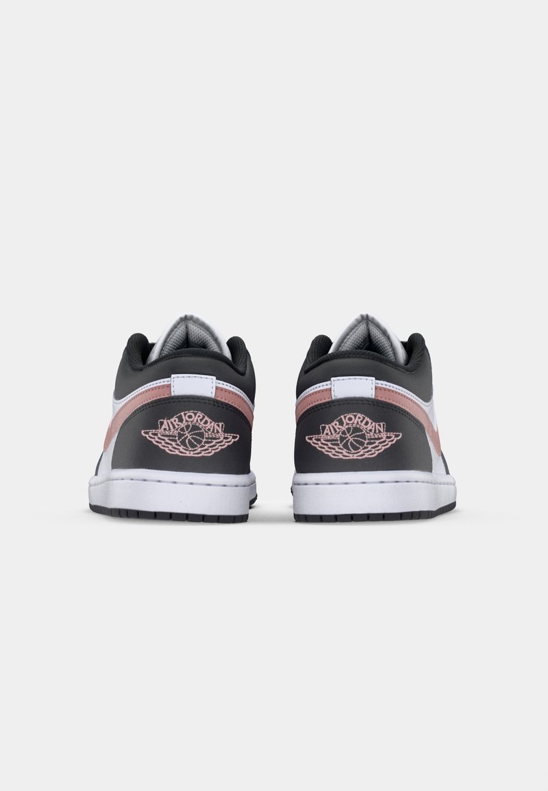 Zapatillas de cuero negras y rosas con suelas blancas. Presentan el logo bordado de Air Jordan en el talón y un diseño elegante con punta redondeada.