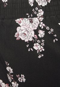Tecido preto com padrões florais em rosa e branco. Detalhes notáveis incluem textura franzida na cintura e flores espalhadas.