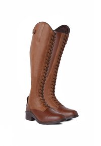 Botas de montar de cuero marrón con un diseño hasta la rodilla, que presentan un prominente cordón en la parte delantera y un tacón bajo y cuadrado. Textura suave.