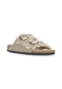 Infradito in suede di colore grigio chiaro con morbidi dettagli in shearling, doppie fibbie metalliche regolabili e plantare in sughero, con suola nera texture.