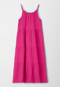Vestido maxi sin mangas de color rosa con escote fruncido, diseño en capas y tela texturizada, que cuenta con tirantes delgados ajustables.