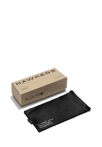 Čierny puzdro vyrobené z recyklovaných materiálov s bielym textovým detailom. Priložená hnedá kartónová škatuľa s čierno potlačeným logom.