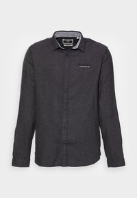 Ciemnoszara koszula na guziki z teksturowanej tkaniny, z ostrym kołnierzykiem, długimi rękawami oraz logo na piersi z napisem „Established 1996.”