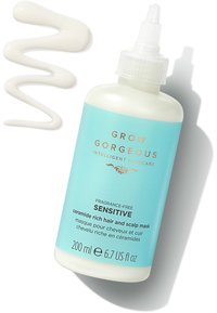Lys blå plastflaske med et hvitt lokk, merket "GROW GORGEOUS SENSITIVE." En kremhvit hårmaske ved siden av. 200 ml størrelse.