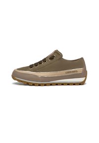 Sneaker verde oliva con una morbida tomaia in camoscio e tela, con dettagli marroni, lacci rotondi, occhielli argentati e una suola in gomma testurizzata.