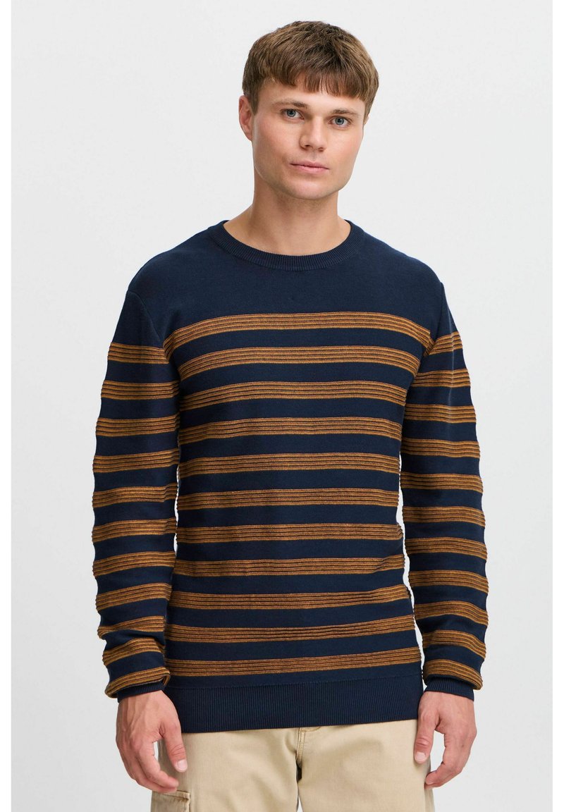 Pull en maille bleu marine avec des rayures horizontales orange, col rond côtelé et manches longues avec une finition texturée.
