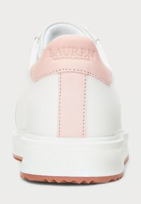 Baltos sportiniai bateliai su rožiniu odiniu akcentu ant kulno, turintys įspaustą logotipą ir tekstūruotą guminį pado.