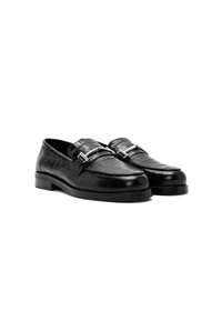 Zwarte leren loafers met krokodillenstructuur, voorzien van zilverkleurige gespen, ronde neuzen en een stevige zwarte rubberen zool.