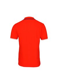 Punainen polo-paita lyhyillä hihoilla, yksivärinen, jossa on kontrastiväri kauluksessa ja hihojen trimmeissä valkoisena ja laivastonsinisenä. Klassinen malli, puuvillamateriaali.