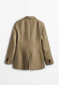 Khaki bleiseri, jossa on yksittäinen takatuuletus, viistetty kaulus ja pitkät hihat, joissa on kolme nappikoristetta jokaisessa hihassa. Valmistettu tekstuurikankaasta.