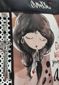 Schwarze Leder-Schultertasche mit einer Karikaturillustration einer Frau mit langen Haaren. Akzente in Silber und ein Blütenmuster.