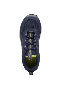Marineblaue Sport Schuhe mit einem Mesh-Obermaterial, reflektierenden Akzenten und grünen Logo-Details; verfügen über traditionelle Schnürung und eine gepolsterte Sohle.