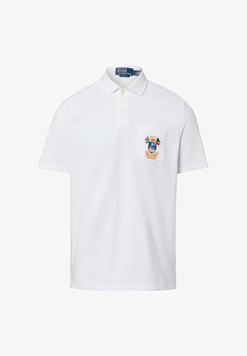 Polo blanc à manches courtes avec col, deux boutons et une poche poitrine ornée d'un écusson brodé coloré Polo Ralph Lauren.