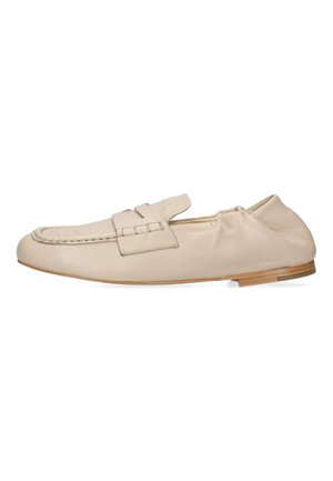 Beige leren loafer met moc toe stiksels, pennyriem detail, geplooide elastische hiel, en lage houten platte zool.