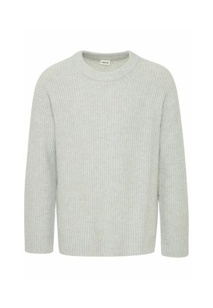 Pull en mailles côtelées gris clair avec un col rond et des manches trois-quarts, arborant un motif texturé et une coupe décontractée.