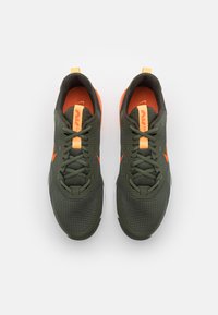Nike Performance AIR MAX ALPHA TRAINER 5 - Sapatilha de treino - cargo khaki/safety orange/sequoia/peach cream