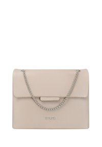 Borsa a mano in pelle beige con una texture liscia, tracolla a catena e chiusura a pattina. Presenta il logo del marchio impresso sul davanti.